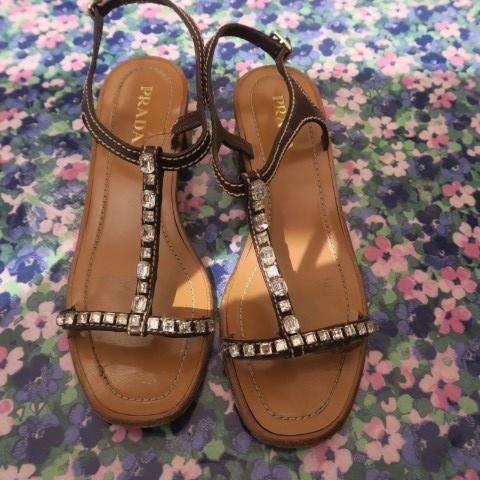 Sandalen blokhak (5cm) bruin met steentjes Prada mt 39,5, Kleding | Dames, Schoenen, Zo goed als nieuw, Bruin, Prada, Sandalen of Muiltjes