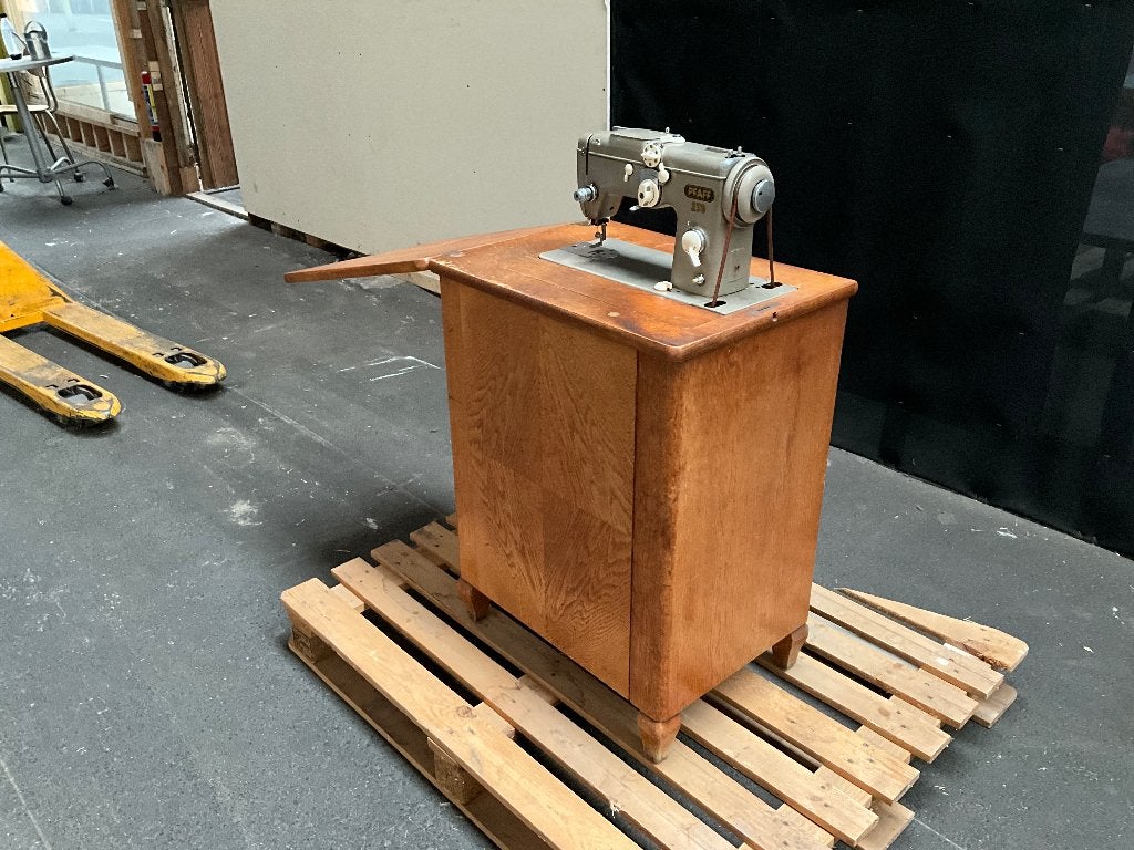 Oude naaimachine op meubel, Ophalen, Gebruikt
