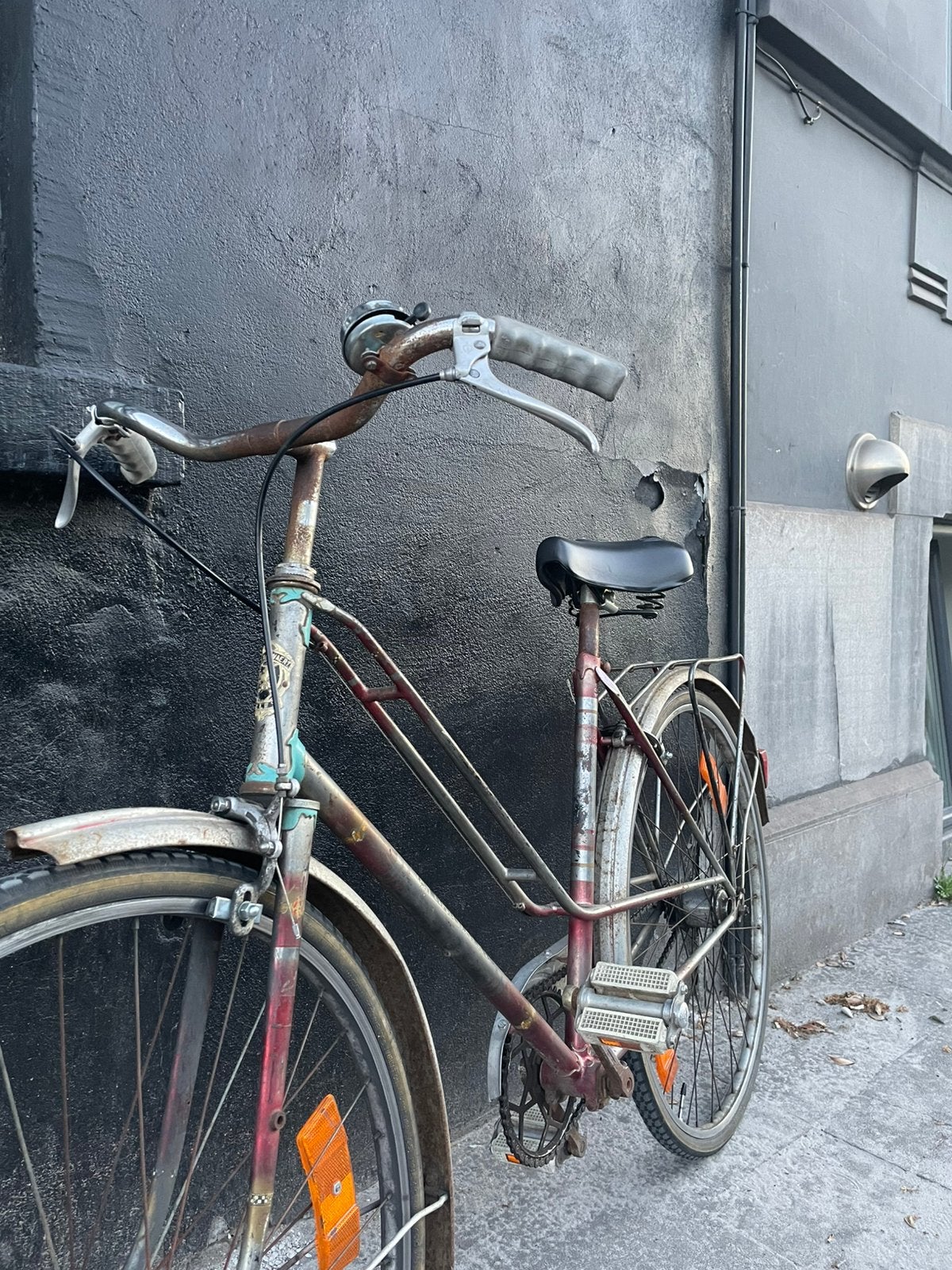 Charmante oudere damesfiets (rijdt goed), Ophalen, Velgrem