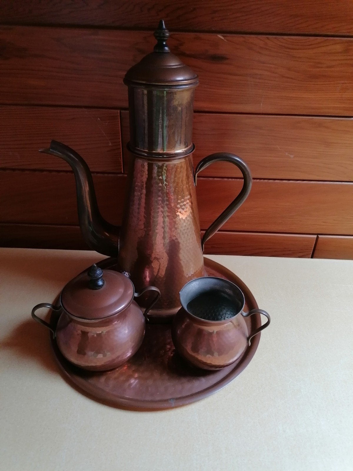 Koperen koffiepot met melk en suikerpotje, Ophalen