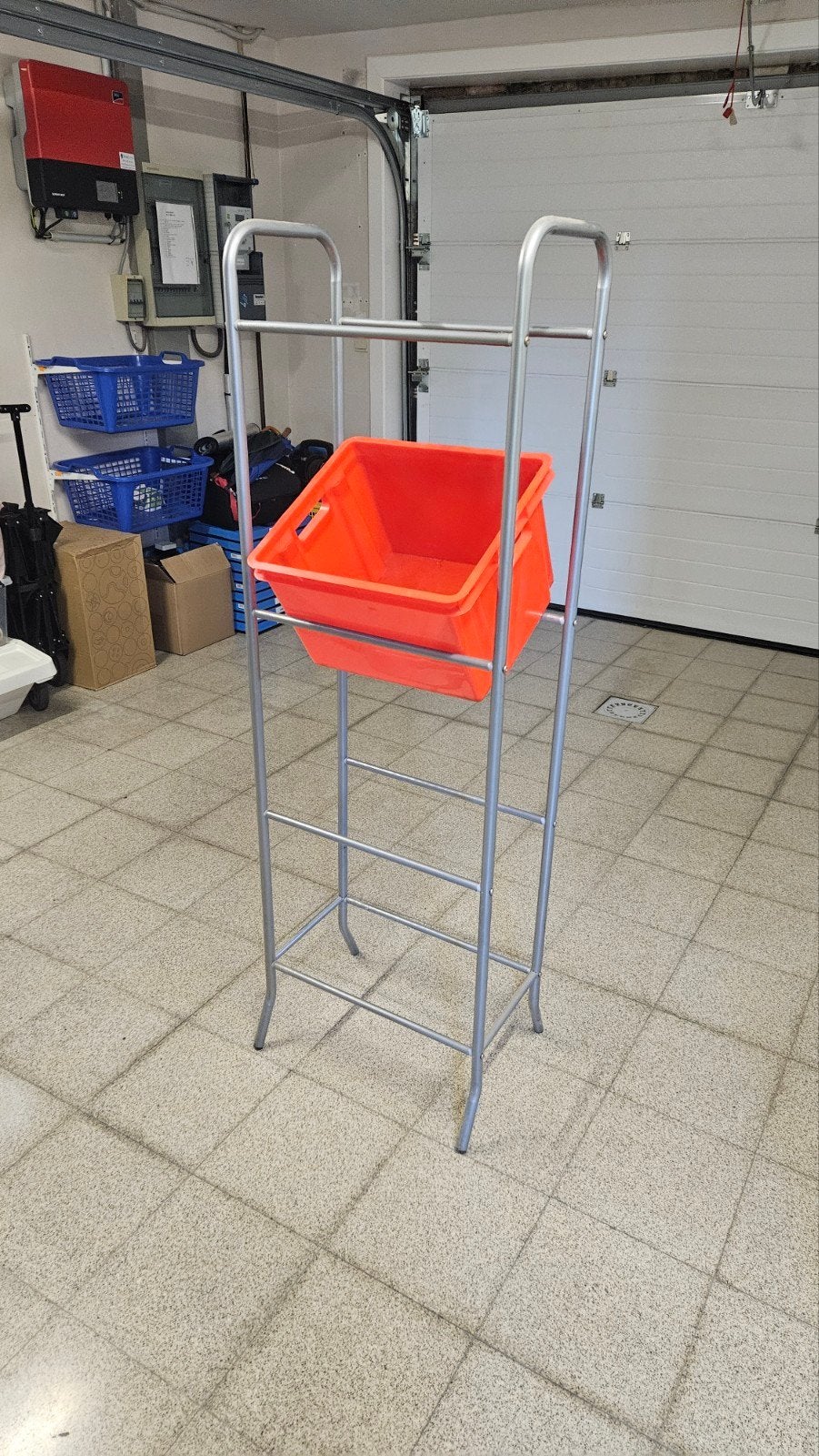Rekje om plastieken bakken te plaatsen, Ophalen