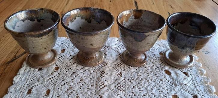 4 Franse brocante kleine potterie bekers op voet, Ophalen of Verzenden