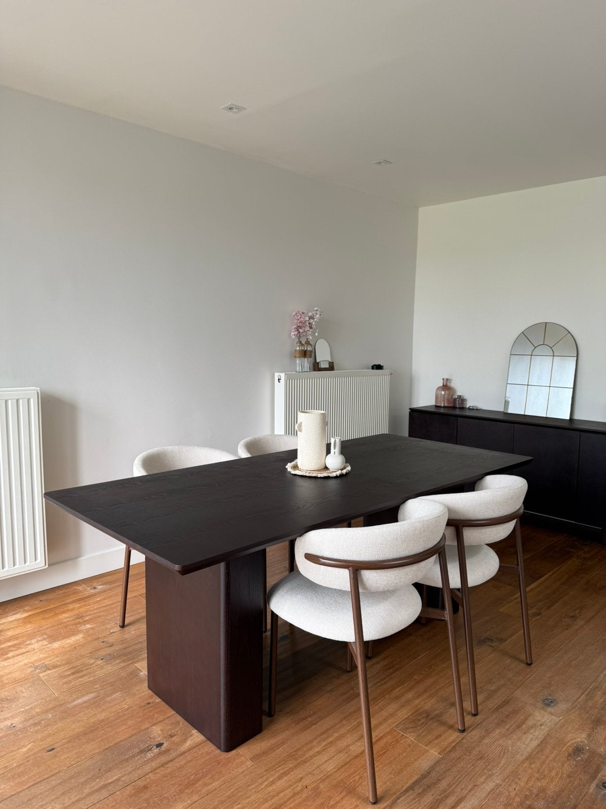 Eettafel met 4 stoelen + dressoir