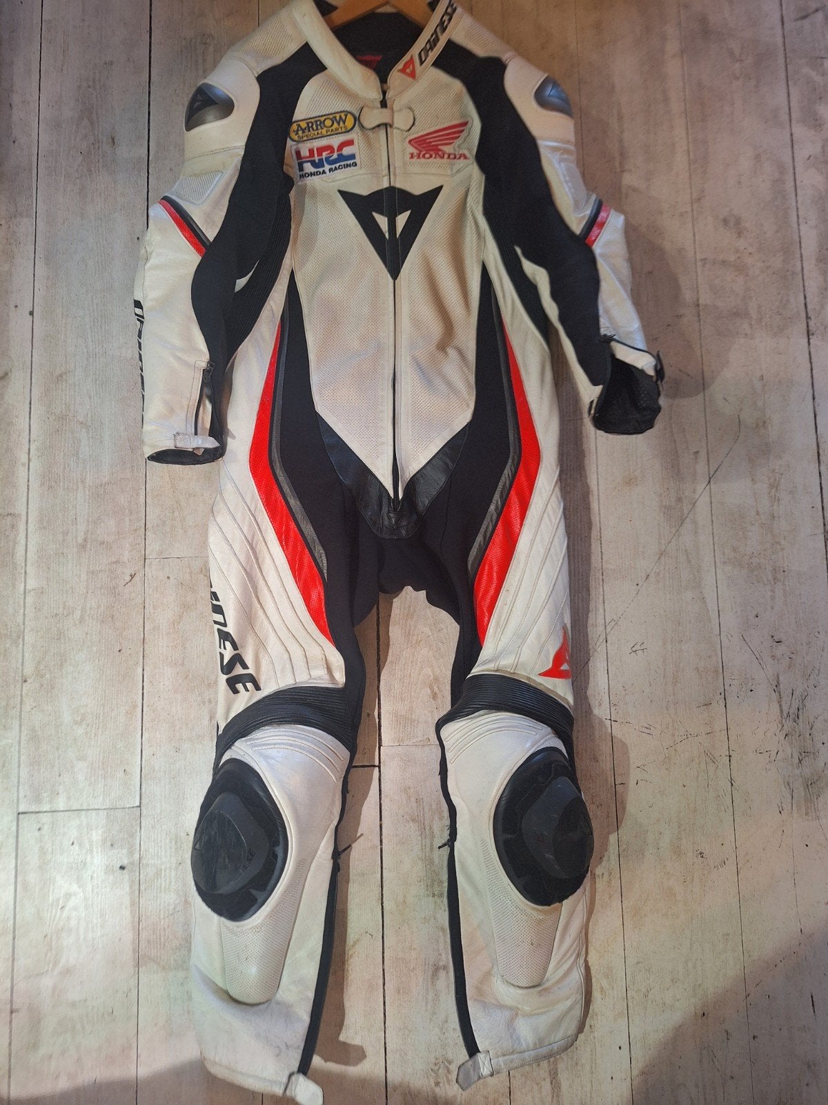 Dainese 1 delig leder motorpak maat 52 in gebruikte staat, Motoren, Kleding | Motorkleding, Ophalen
