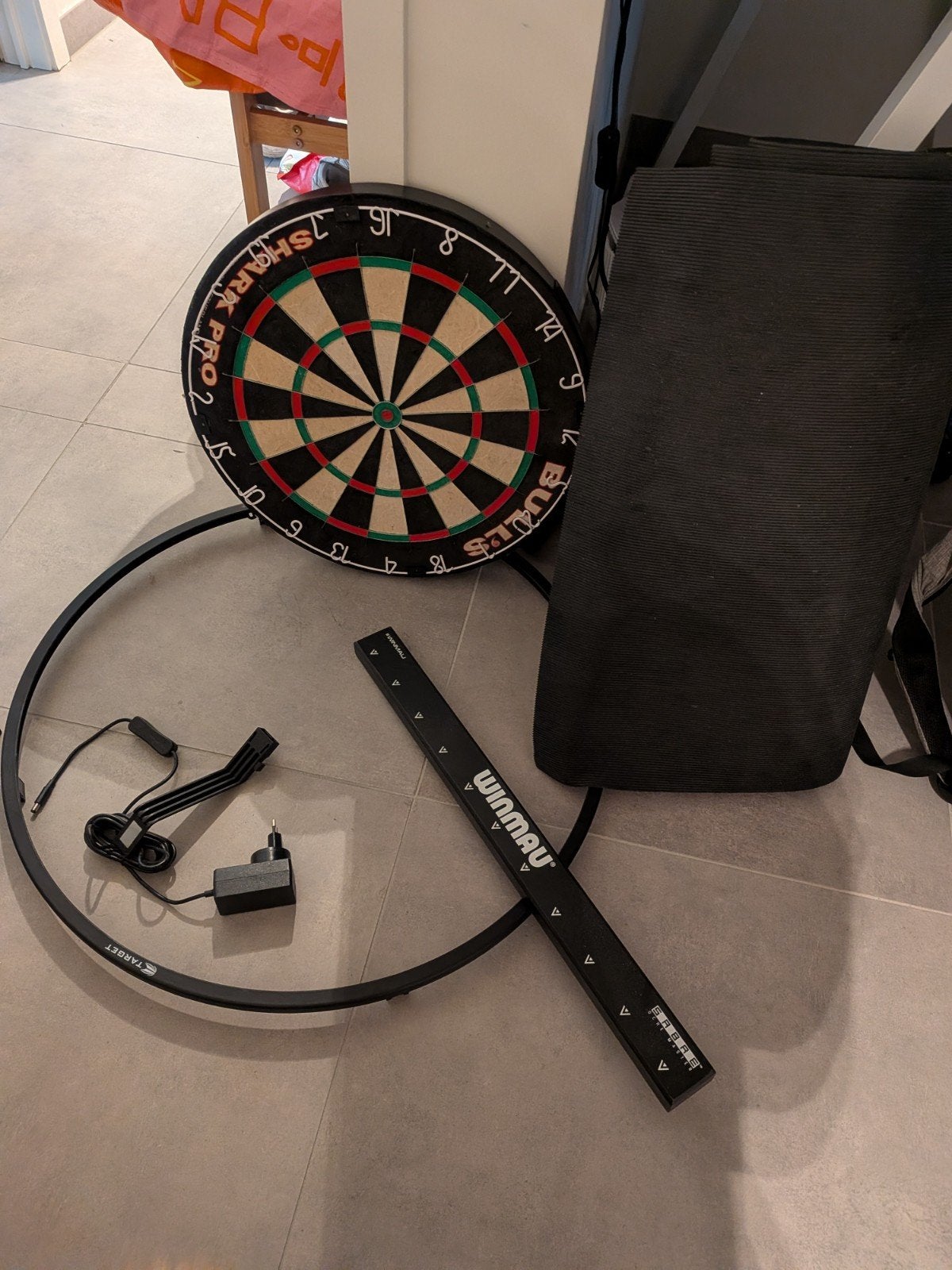 Dartboard + surround light + voetstopper, Sport en Fitness, Darts, Ophalen of Verzenden