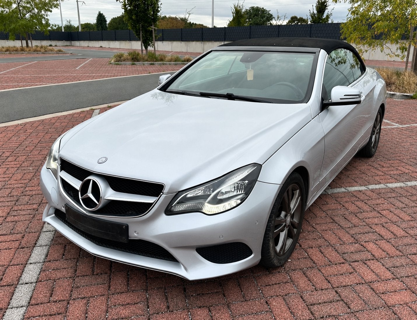 Mercedes E220 cabriolet // full // a voir, Auto's, Automaat, Cabriolet, Leder, Diesel