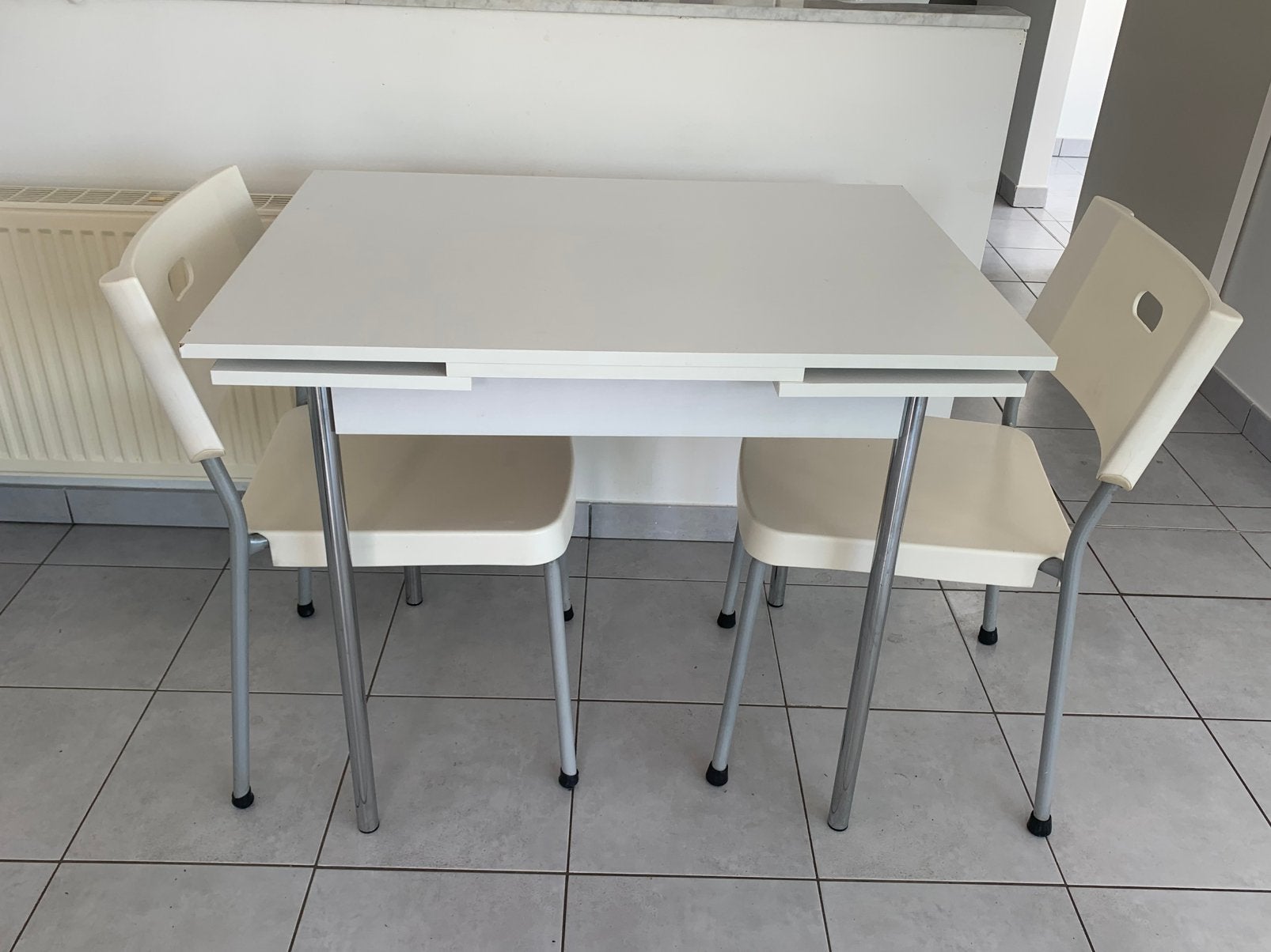 Table allongable + chaises blanches ikea GRATUITES, Caravanes & Camping, Enlèvement, Utilisé, Table de camping