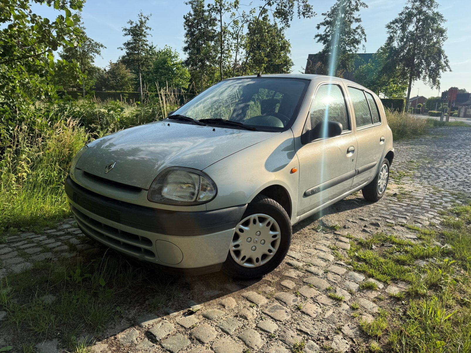 Renault Clio, 1998, 1.2 benzine, 84.000km(!!!), Autos, https://public.car-pass.be/vhr/3c62ca34-9abc-41f5-9393-ac9c4eb50cd5, Argent ou Gris