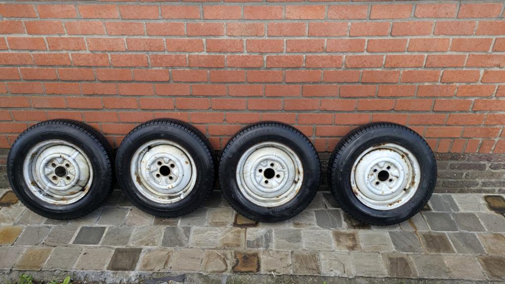 4 banden en velgen voor aanhangwagen, Ophalen