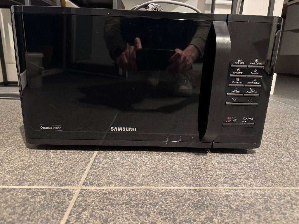 Samsung microgolfoven 23L zwart, 800W, uitstekende staat, Comme neuf, Enlèvement, 45 à 60 cm, Micro-ondes