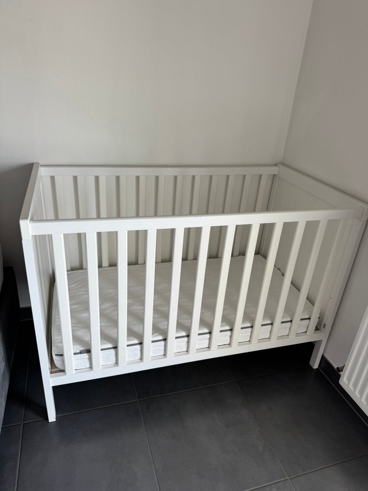 Baby bed ikea sundvik met matras, Kinderen en Baby's, Ophalen, Zo goed als nieuw