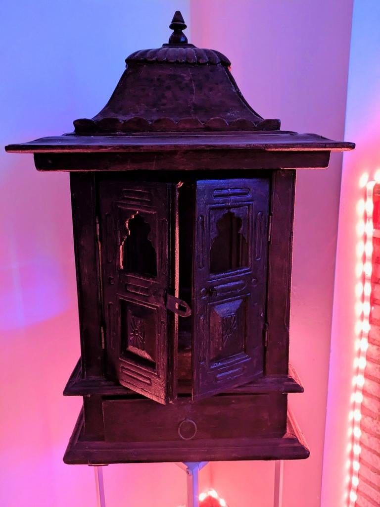 Temple indien en bois massif, Enlèvement