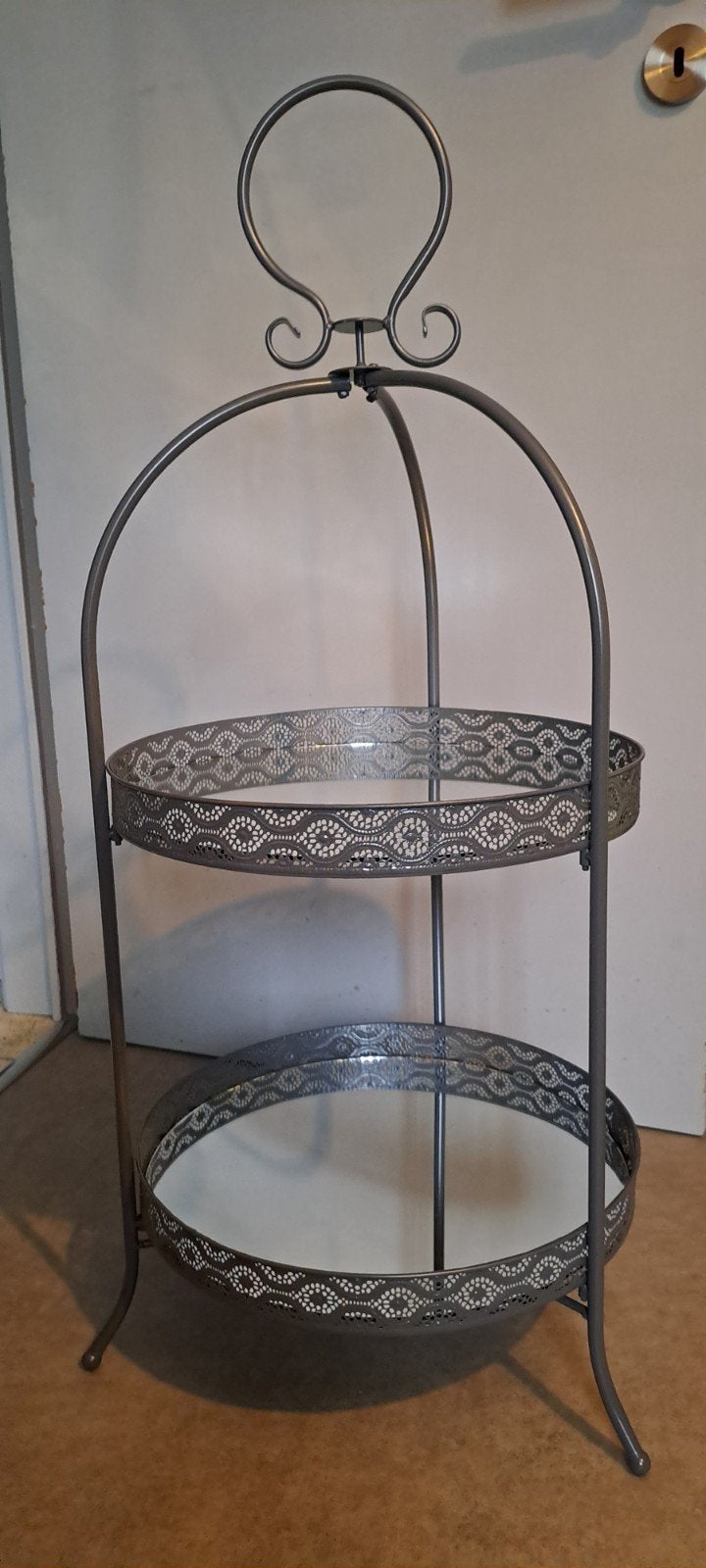 Table présentoir deco metal gris mirror neuf a saisir ️️↙️, Maison & Meubles, Accessoires pour la Maison | Étagères, Neuf, Présentoir à gâteau