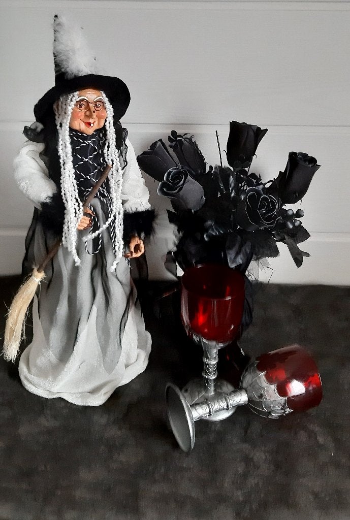 Halloweendecoratie: grote heks 50 cm - 2 bekers - bos rozen, Ophalen of Verzenden, Nieuw, Versiering
