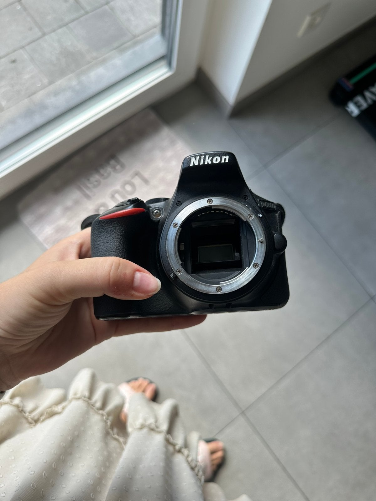 Nikon D5600 (opgelet: kapot, is voor onderdelen), TV, Hi-fi & Vidéo, Enlèvement, Ne fonctionne pas, Reflex miroir, Mise au point manuelle