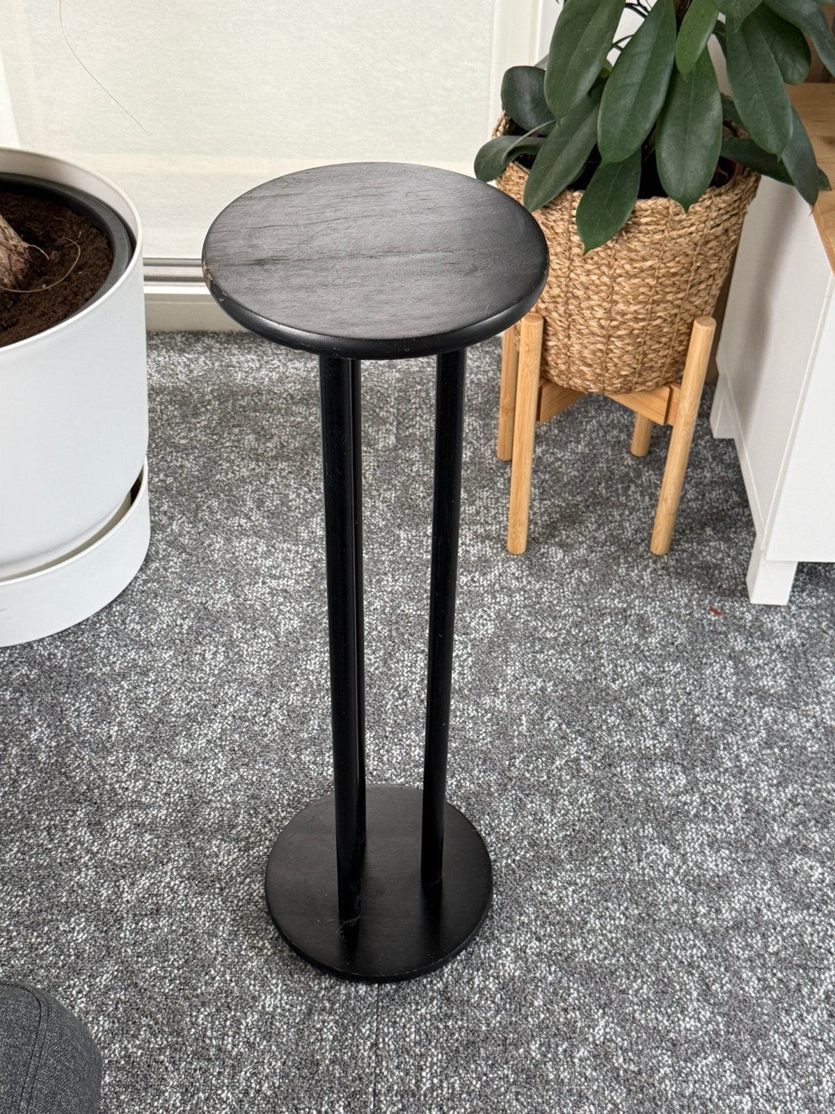 Leuke zwarte staander of plantenstandaard, Huis en Inrichting, Woonaccessoires | Zuilen en Pilaren, Ophalen, Gebruikt