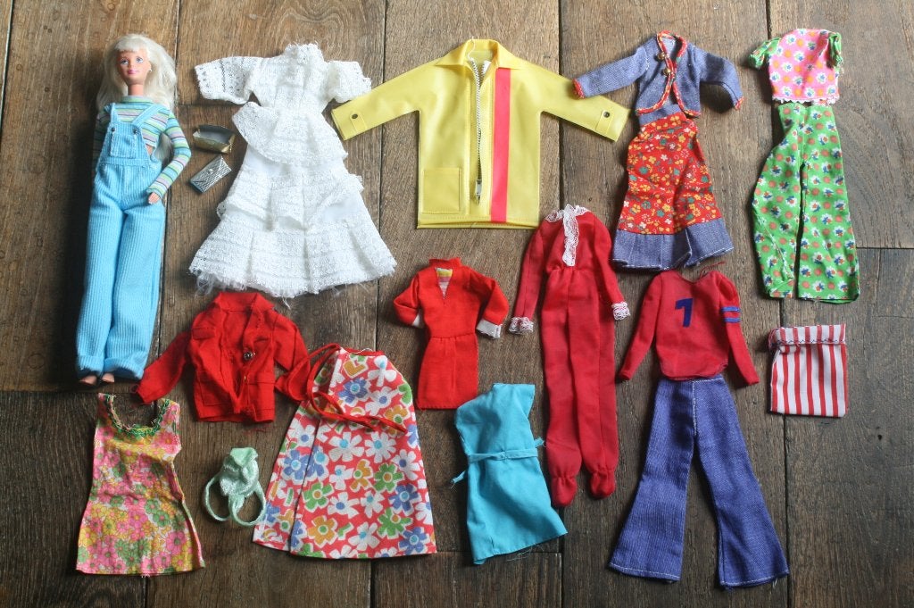 Poupée Barbie + 11 ensembles de vêtements (années 70), Enlèvement ou Envoi, Comme neuf, Vêtements