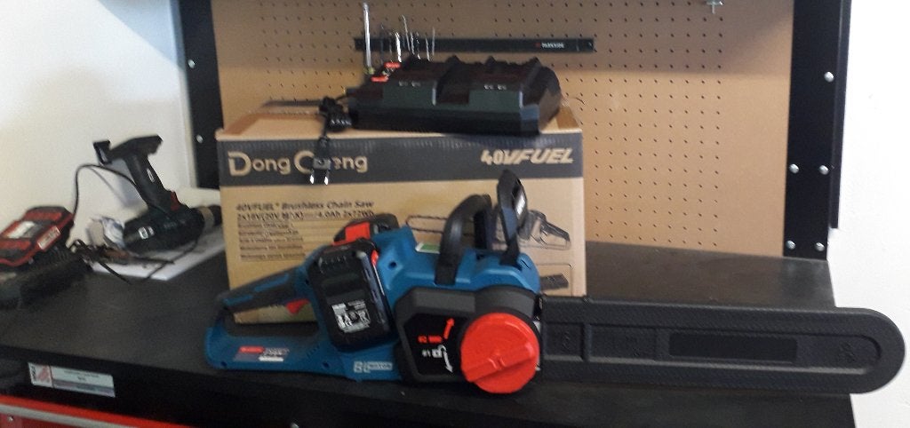 Tronçonneuse neuve sans fil + 2 batteries et le chargeur, Neuf, Tronçonneuse, 1200 watts ou plus, 30 à 70 mm
