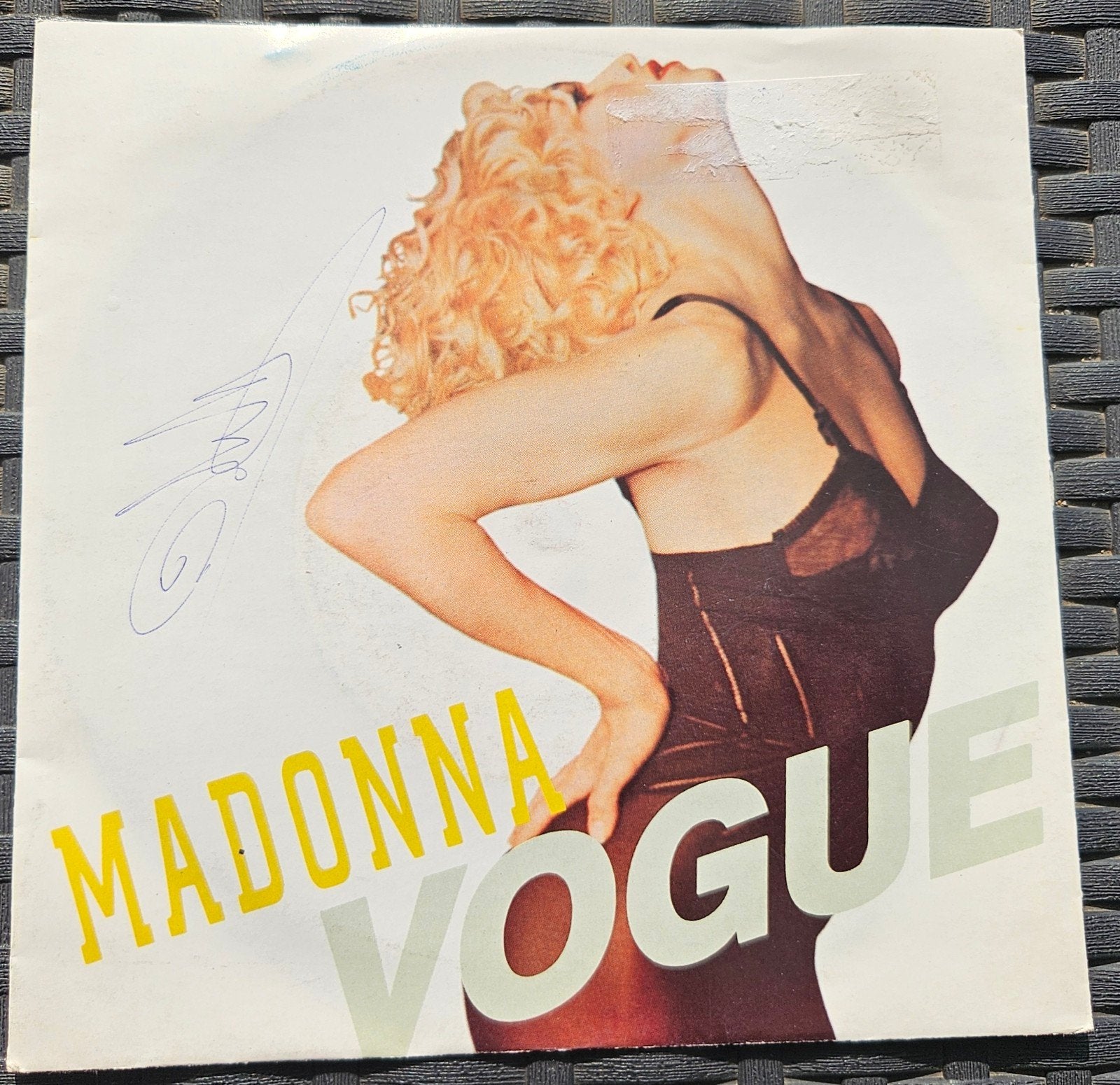 Madonna Vogue 1990, Enlèvement ou Envoi
