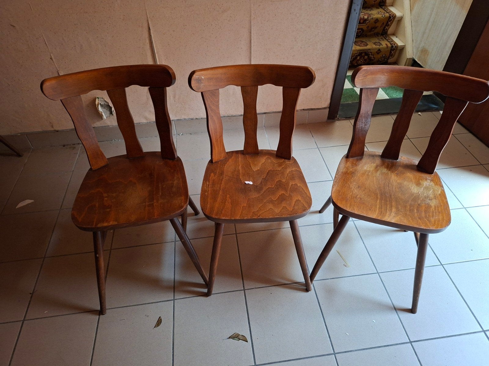 50 tal stoelen uit café geschilderd en bruin voor elk bod, Huis en Inrichting, Stoelen, Ophalen, Bruin