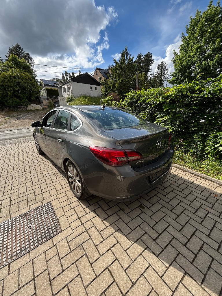 Opel Astra  – Avril 2013 – 327.500 km, Auto's, Opel, Particulier, Astra, Diesel, Berline, 4 deurs, Handgeschakeld, Zwart, Leder