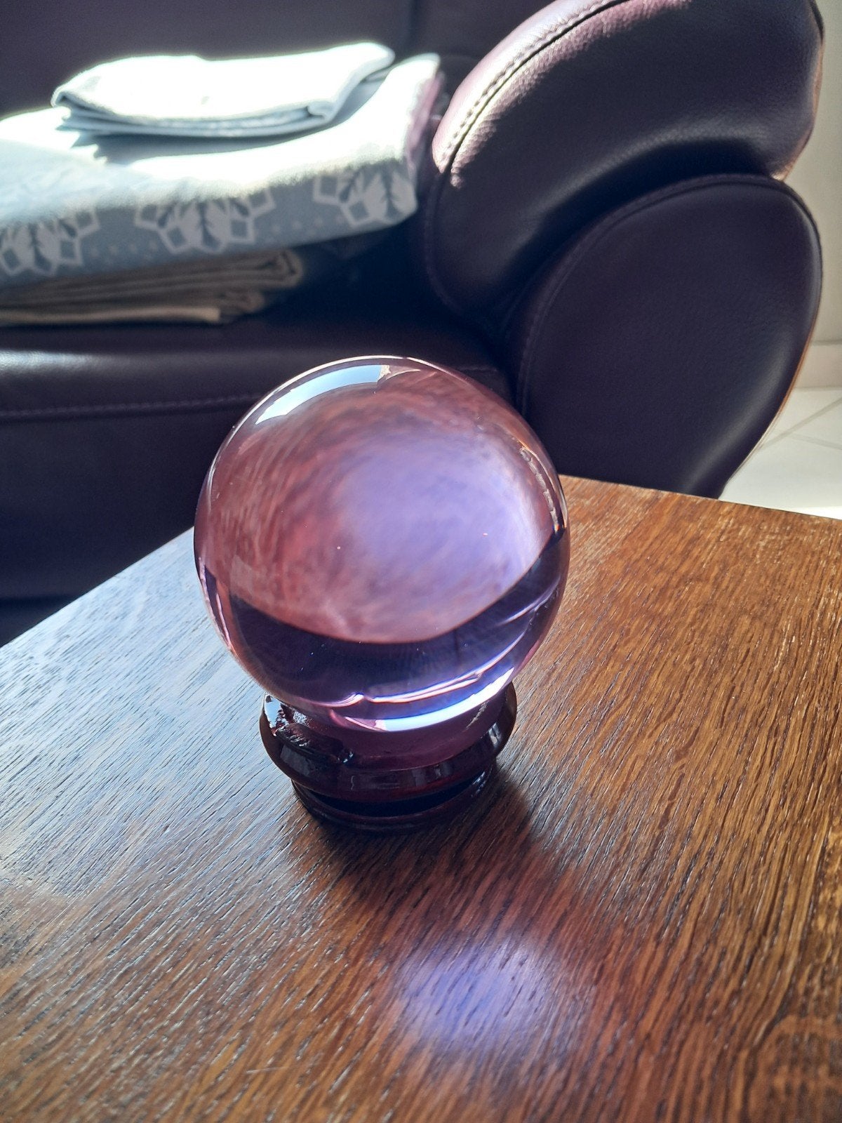 Boule de cristal sur socle en bois