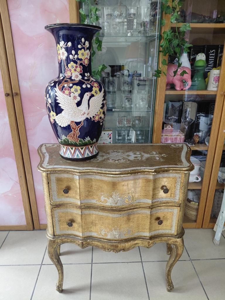 Grand vase ancien, Enlèvement