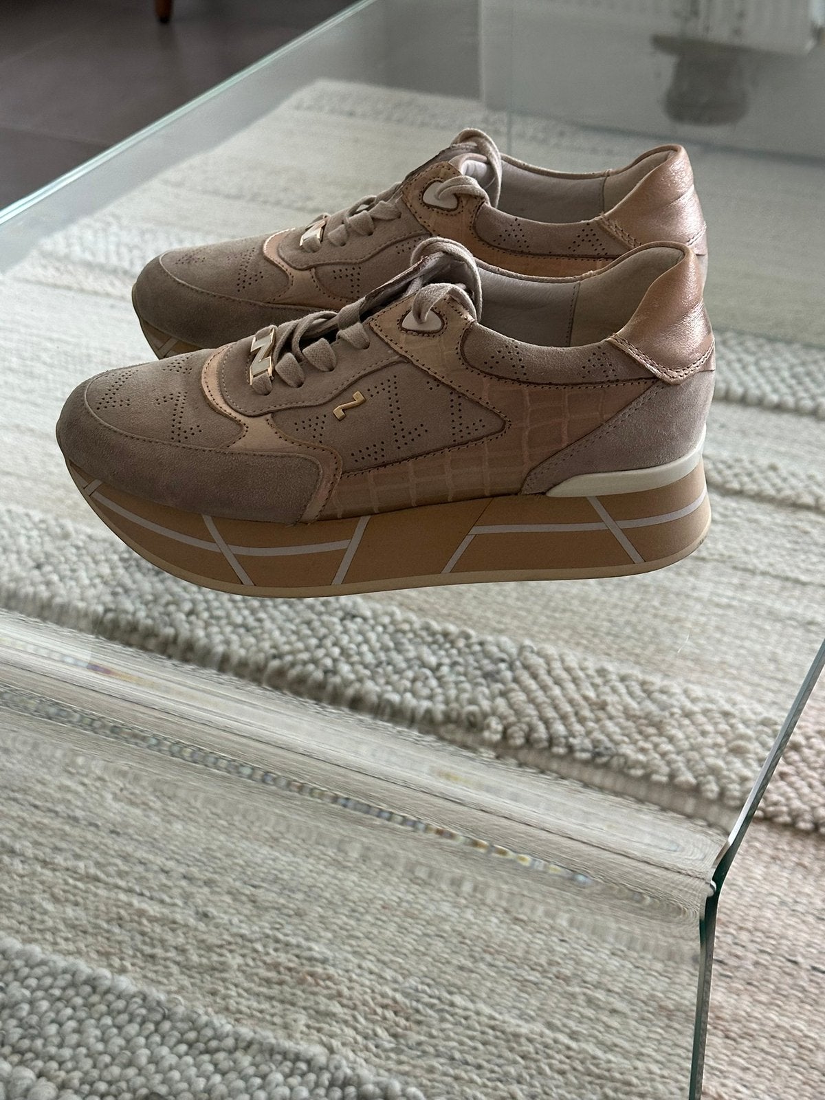 Baskets Nathan-Baume femme taille 38 – beige/rosé – bon état, Vêtements | Femmes, Chaussures, Enlèvement ou Envoi, Beige, Sneakers et Baskets