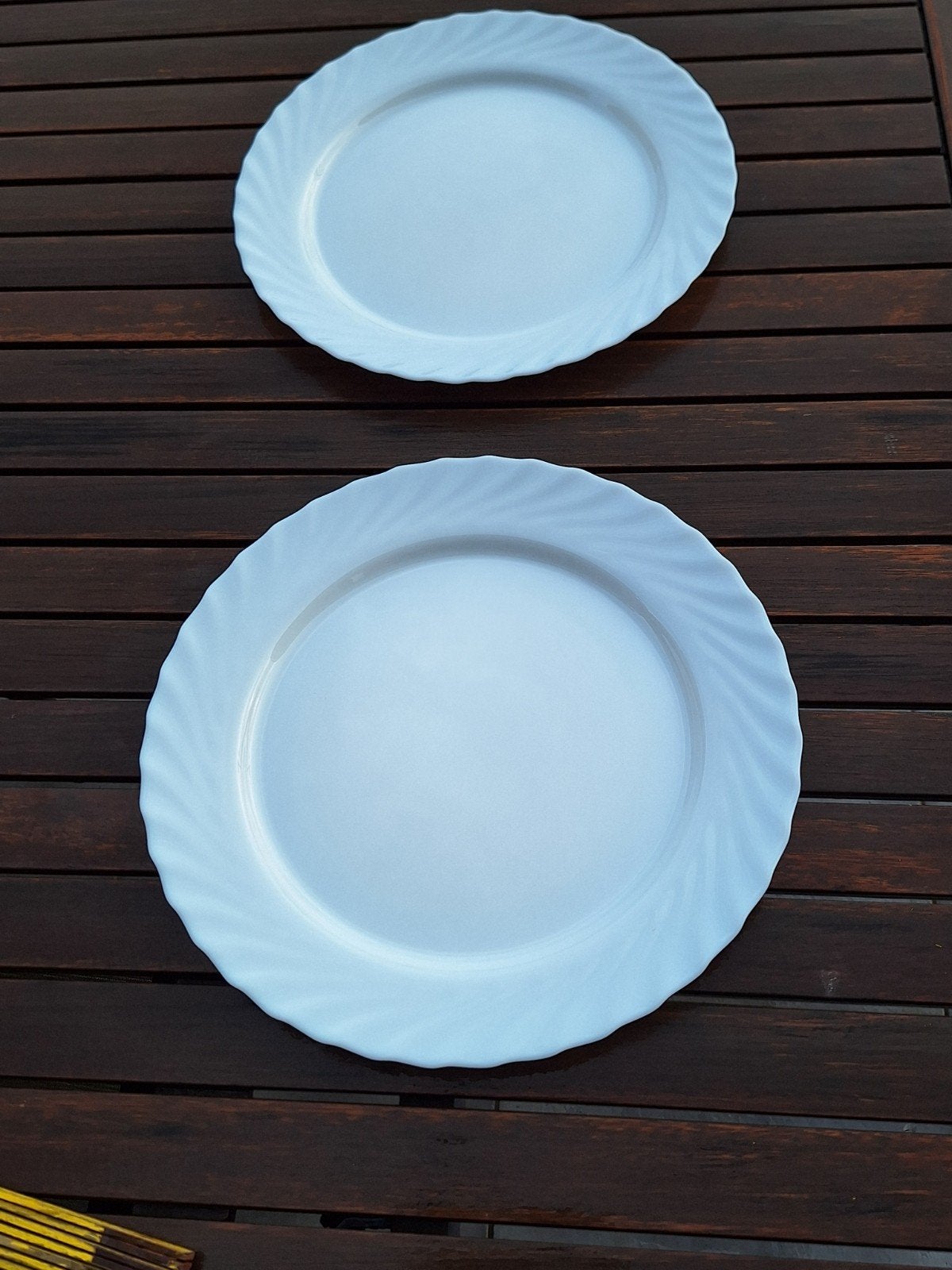 2 grandes assiettes en arcopal, Antiquités & Art, Enlèvement ou Envoi
