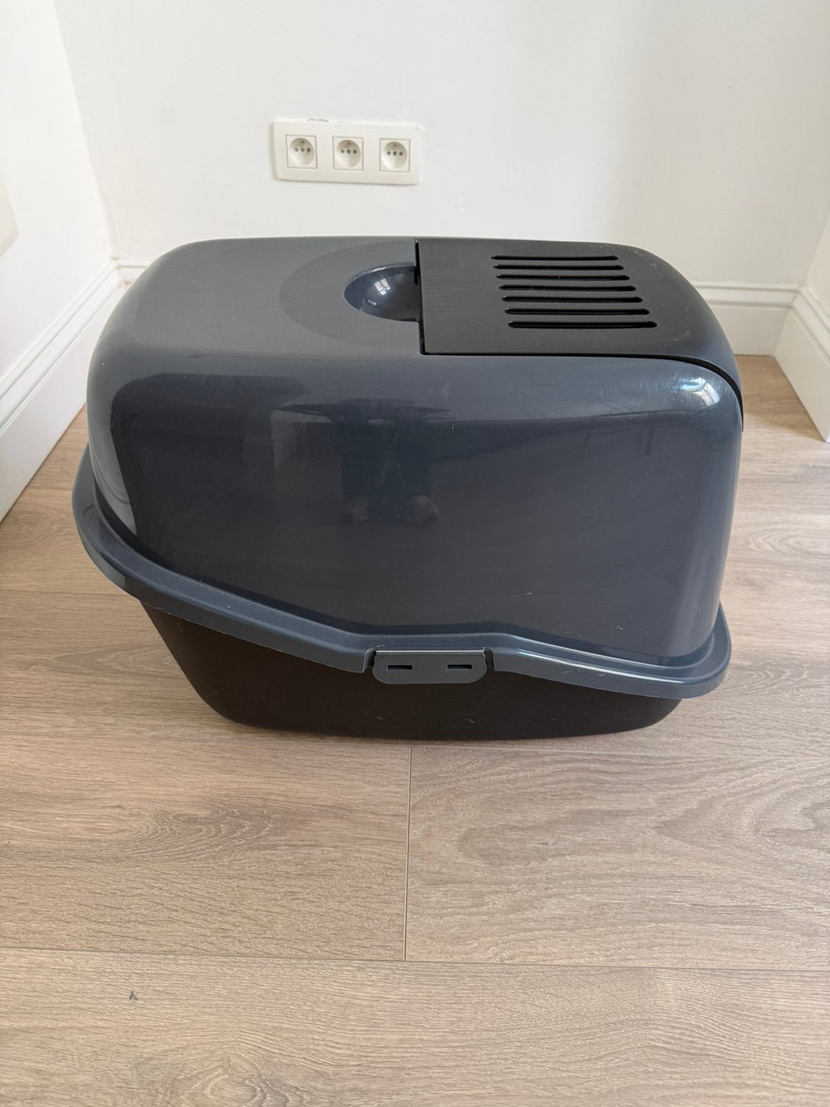 PeeWee EcoHus kattenbak antraciet met rood schepje, Animaux & Accessoires, Bacs à litière, Utilisé, Ouvert, Enlèvement