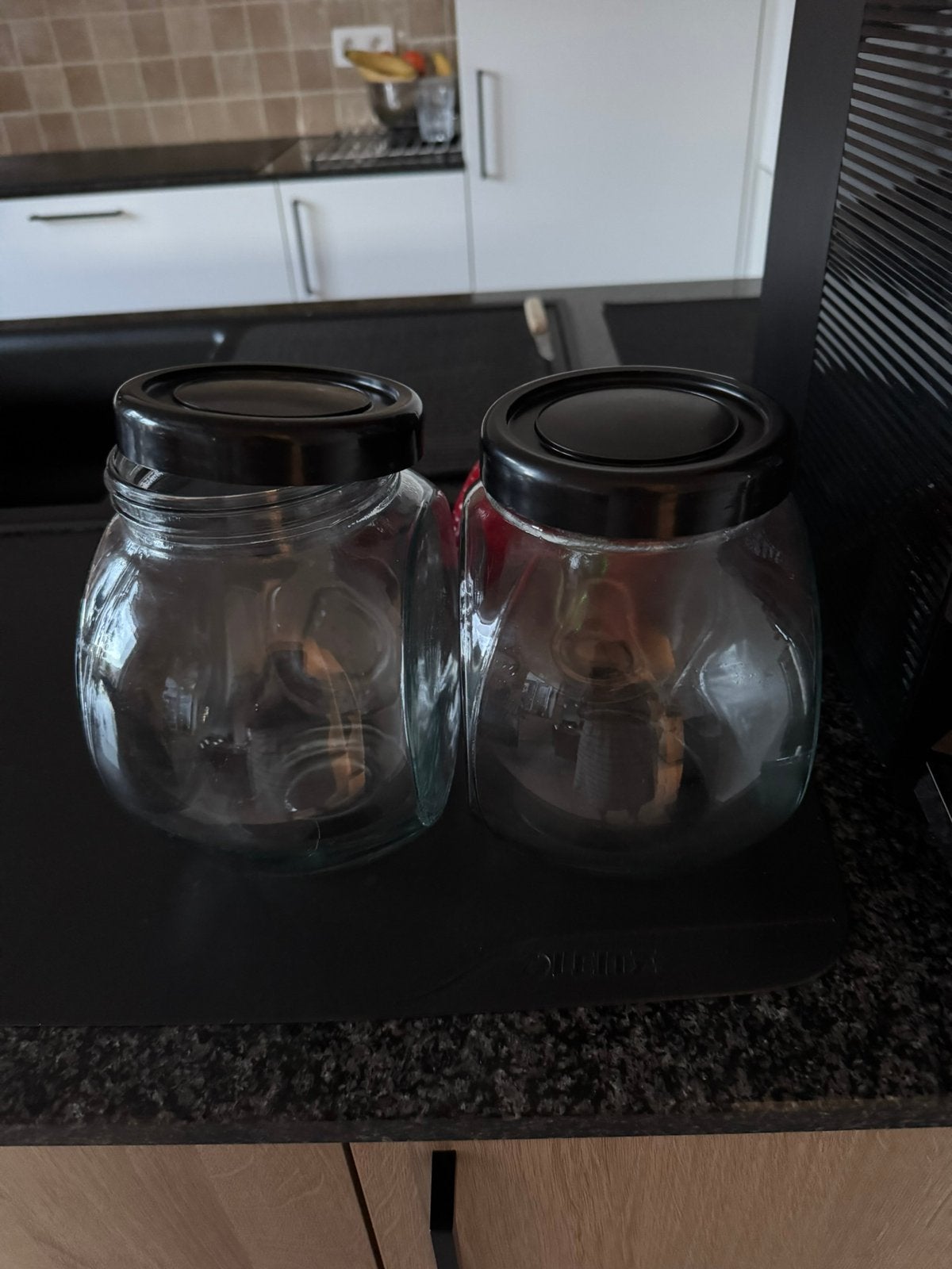 2 Gratis 2 glazen potten met deksel mag gratis opgehaald wor, Ophalen, Zo goed als nieuw, Met deksel