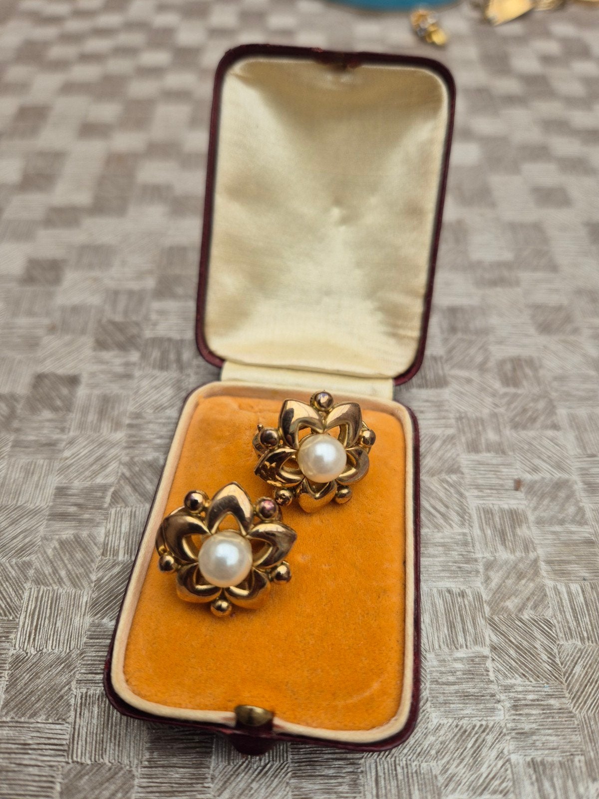 Antieke goudkleurige bloem oorbellen met parels, Handtassen en Accessoires, Ophalen of Verzenden, Oorbellen