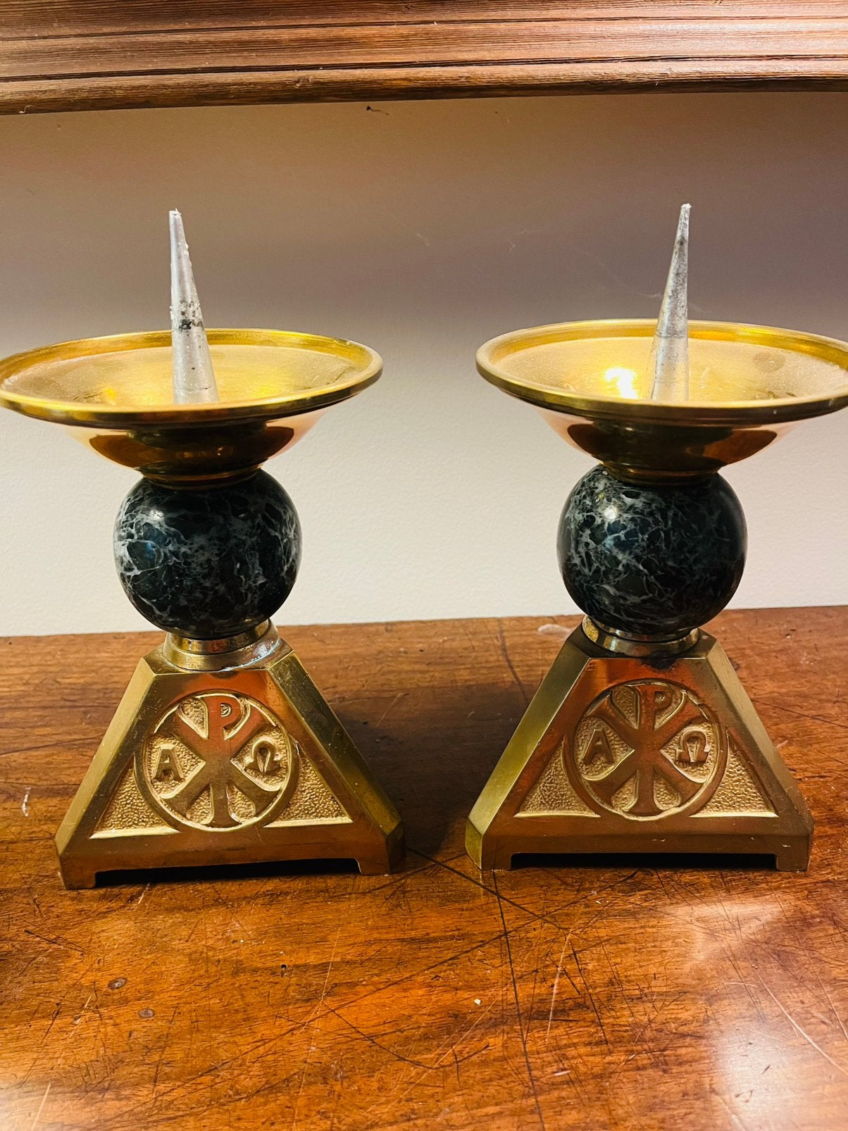 Twee originele Kerkkandelaars, Ophalen