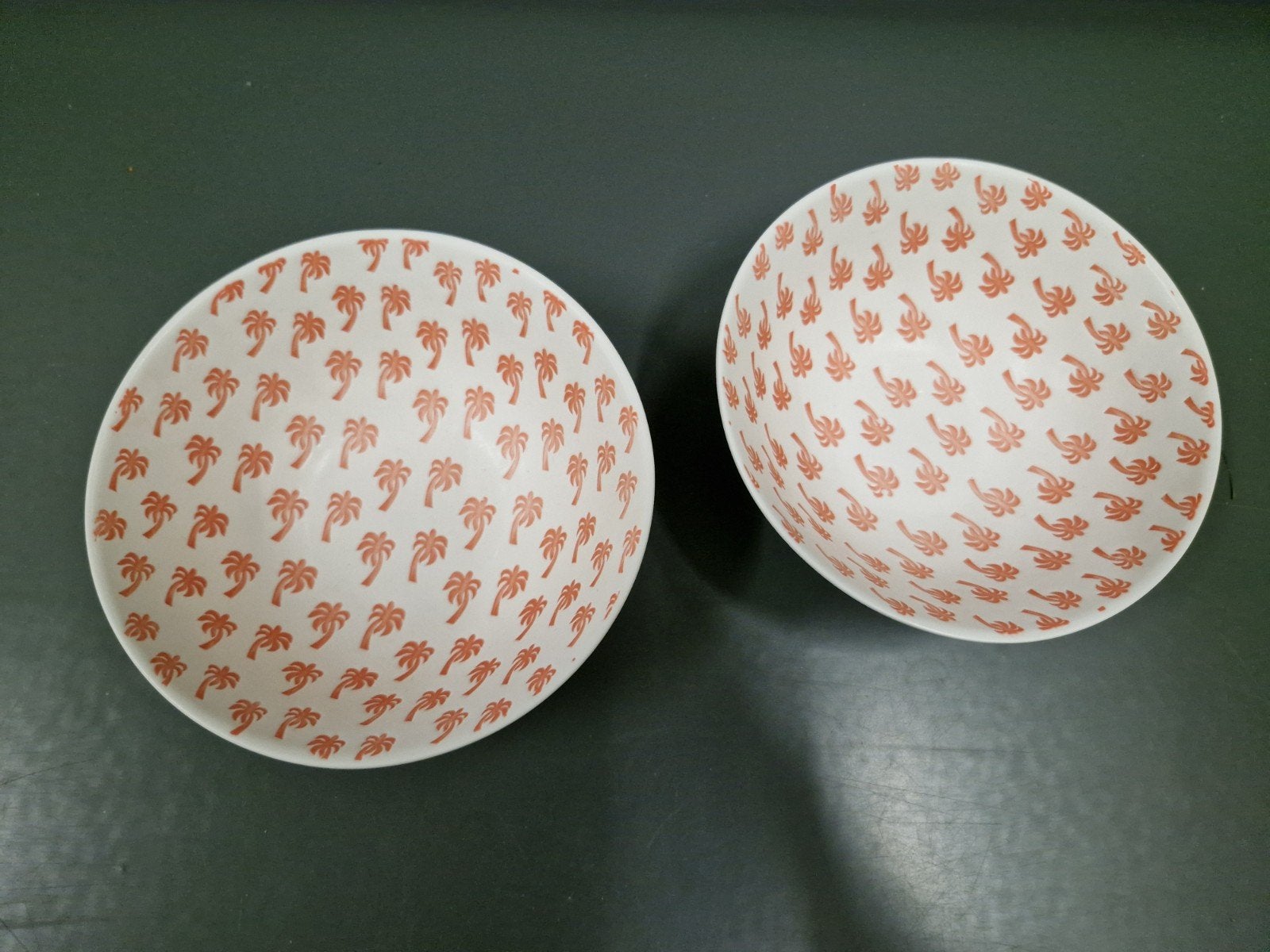 NIEUW 2 witte kommetjes in porselein met roze palmboommotief, Ophalen of Verzenden, Nieuw, Porselein, Kom(men)