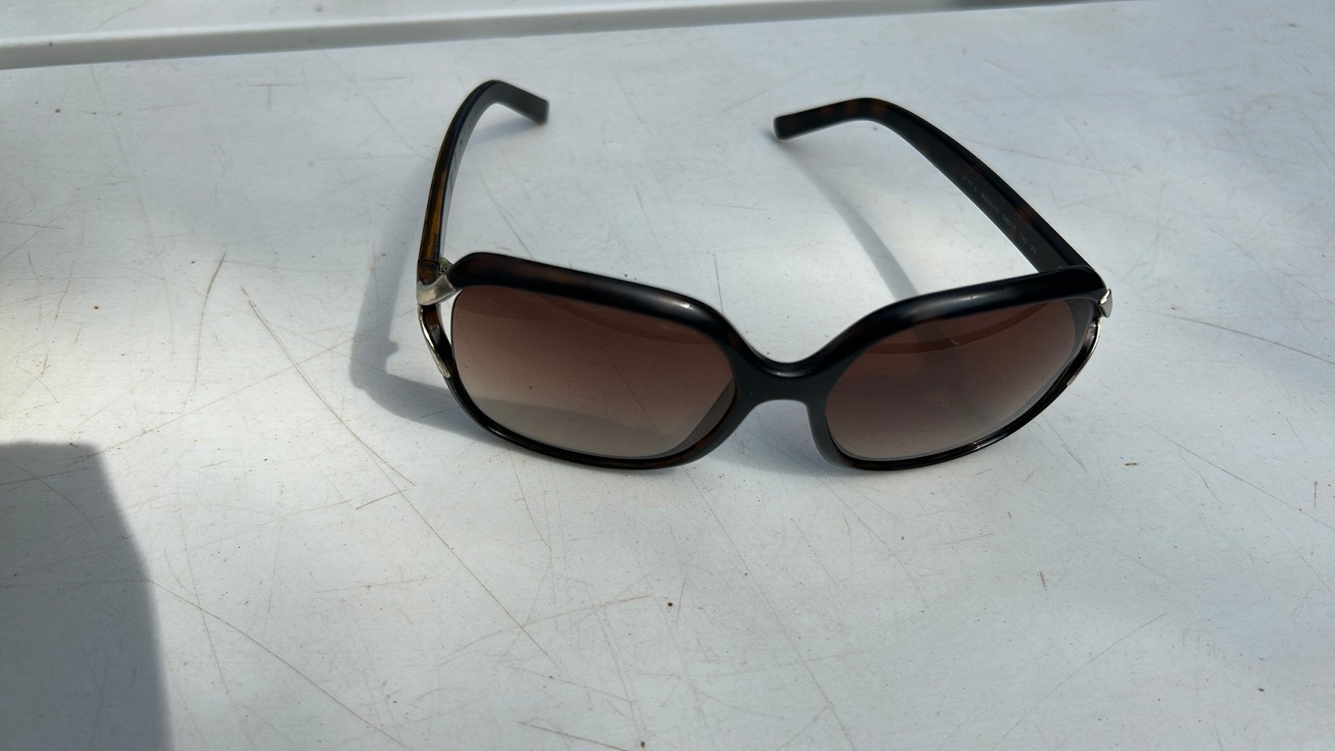 Lunette de soleil, Enlèvement, Comme neuf
