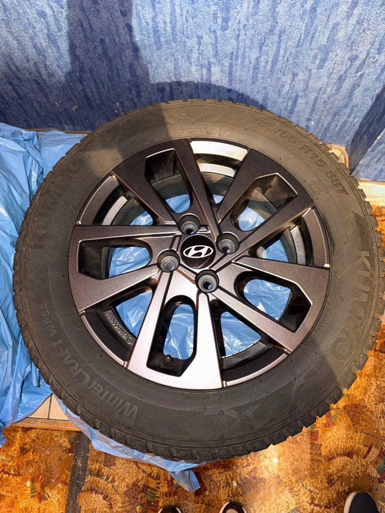 4 jantes Hyundai 15 pouces avec pneus hiver, Autos : Pièces & Accessoires, 15 pouces, Pneus et Jantes, Pneus hiver, 185 mm