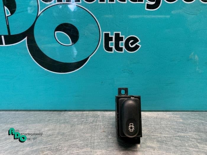 Centrale deurvergrendeling Schakelaar van een Renault Kangoo, Gebruikt, -, Renault, -