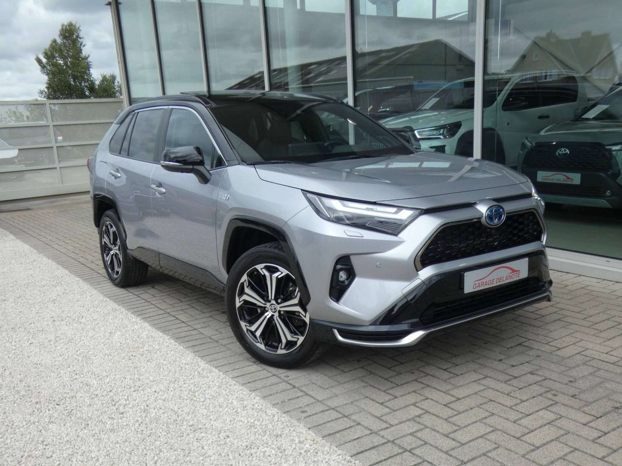 Toyota RAV4 *PLUG-IN* AWD Style Plus +PANO/OPEN DAK +TREKHAA, Auto's, 2005 kg, Gebruikt, Zwart, 4 cilinders