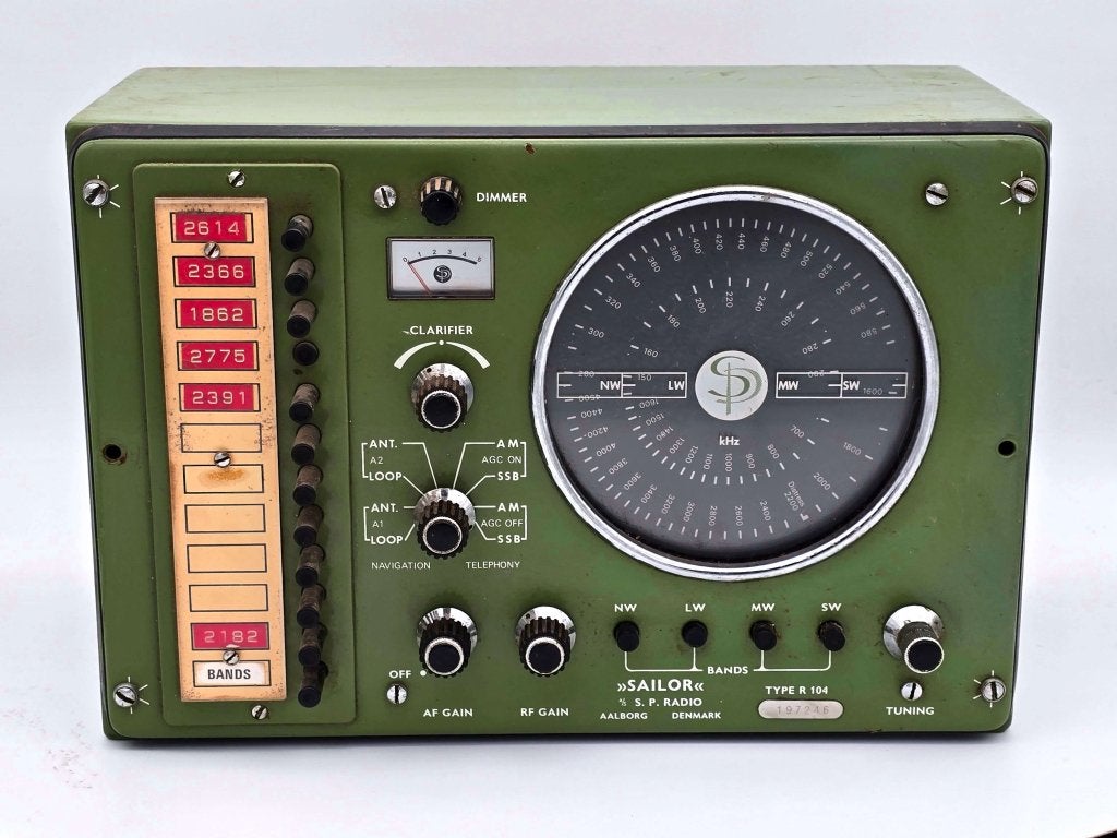 Vintage SAILOR scheepsradio wereldontvanger R104, Sports nautiques & Bateaux, Instruments de navigation & Électronique maritime