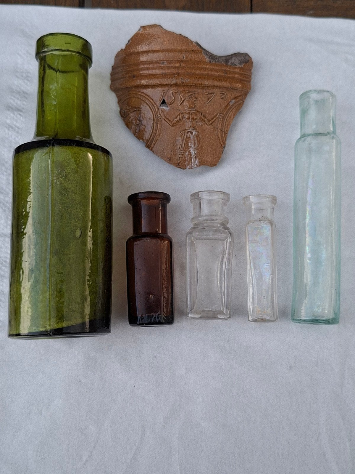 Bodemvondsten - Oude glazen apotheekflesjes + scherf 1572, Ophalen of Verzenden