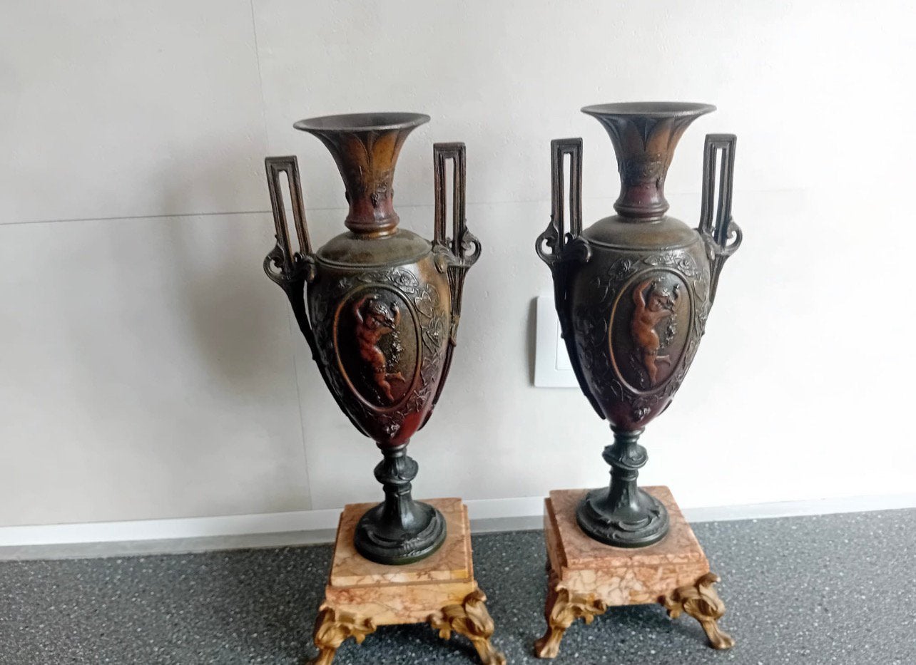 Paar grote bronzen vazen met putti – marmeren voet, Antiek en Kunst, Antiek | Vazen, Ophalen