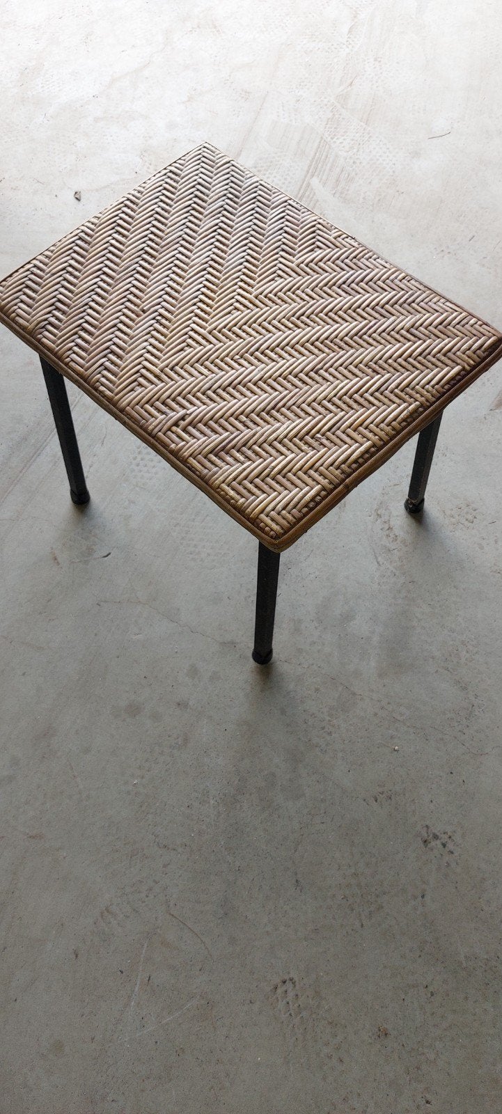 Vintage bijzettafeltje met rieten blad – 40  30 cm, Ophalen