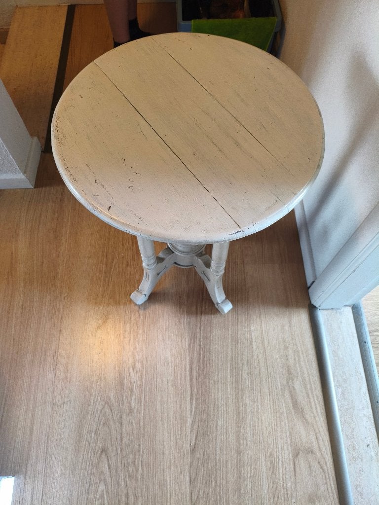 Sfeervol brocante bijzettafeltje – Landelijke stijl, Huis en Inrichting, Tafels | Bijzettafels, Gebruikt, Rond, 60 cm of meer