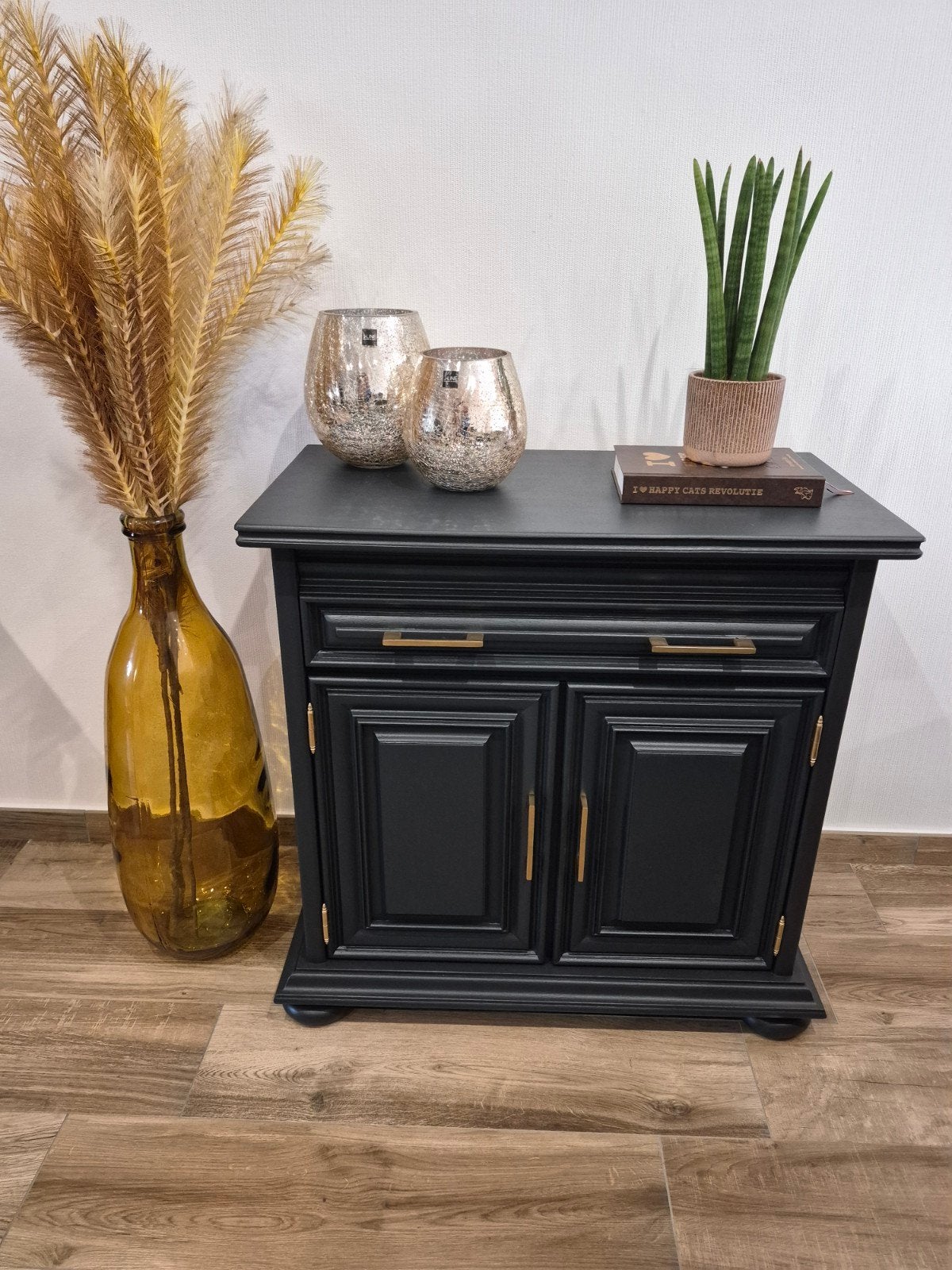 luxe gerestylde kast zwartgrijs mat met goudkleurig beslag, Antiek en Kunst, Ophalen
