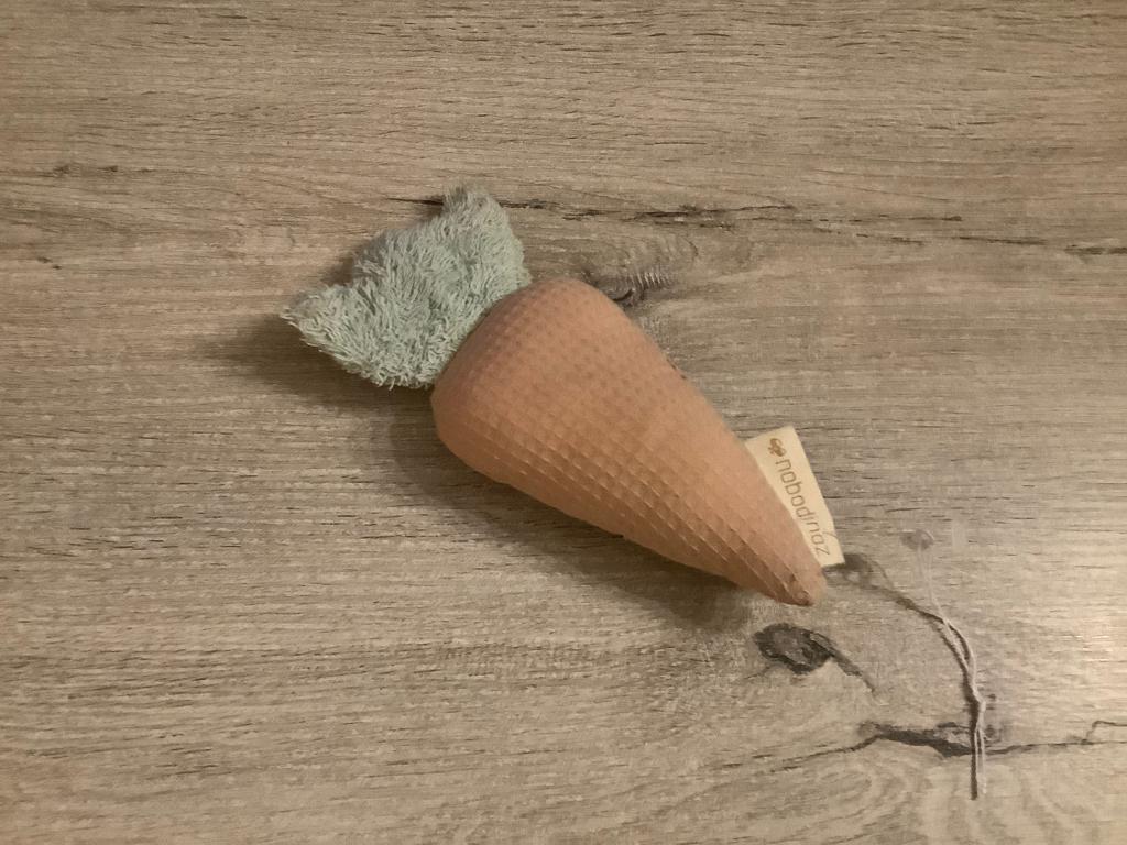 Baby wortel rammelaar (20 cm), Ophalen of Verzenden, Zo goed als nieuw, Rammelaar