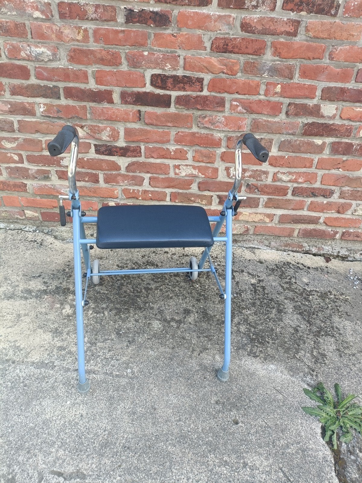 Tribune déambulateur 2 pieds 2 roues assise, Enlèvement