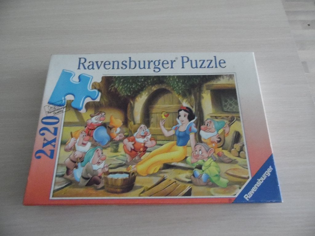 PUZZLE 2X20 PIÈCES BLANCHE-NEIGE ET LES SEPT NAINS DISNEY, Enlèvement ou Envoi, 10 à 50 pièces, Comme neuf, 2 à 4 ans