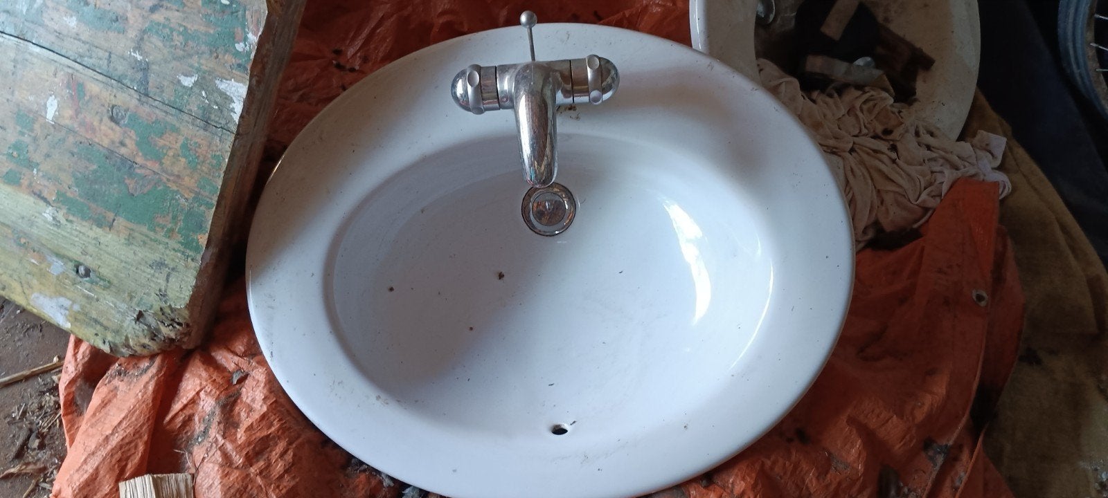 2 identieke lavabo, Ophalen