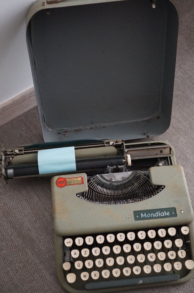 mechanische typemachine in ijzeren koffer om te restauren, Ophalen