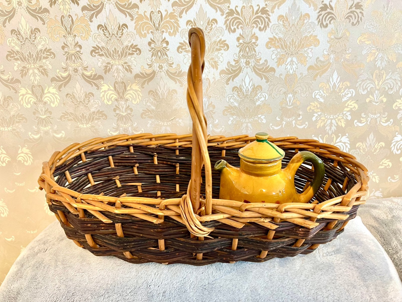 Un panier en osier et une théière, Enlèvement, Neuf